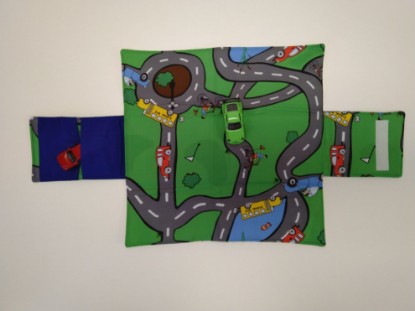 Bild von Autogarage klein - Strasse auf grüner Wiese