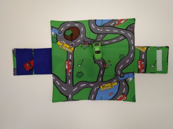 Bild von Autogarage klein - Strasse auf grüner Wiese