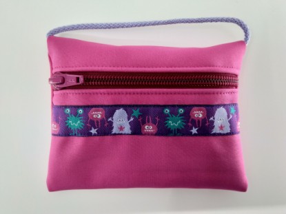 Bild von Softshell-Täschli Monster auf rosa 